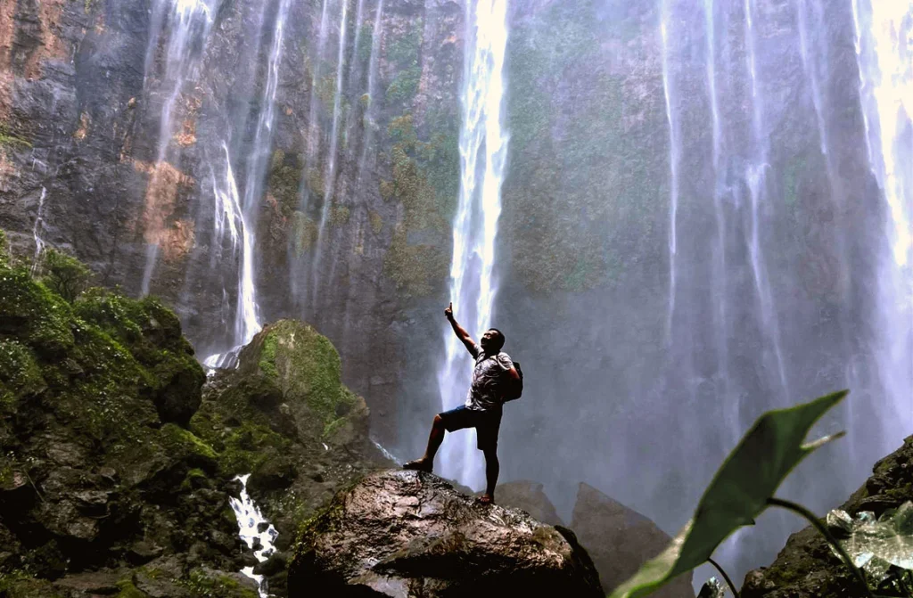 A-photo-of-tourists-visiting-Tumpak-Sewu-Waterfall_-a-popular-tourist-destination-in-East-Java-1024x671 Mount Bromo Ijen Tour