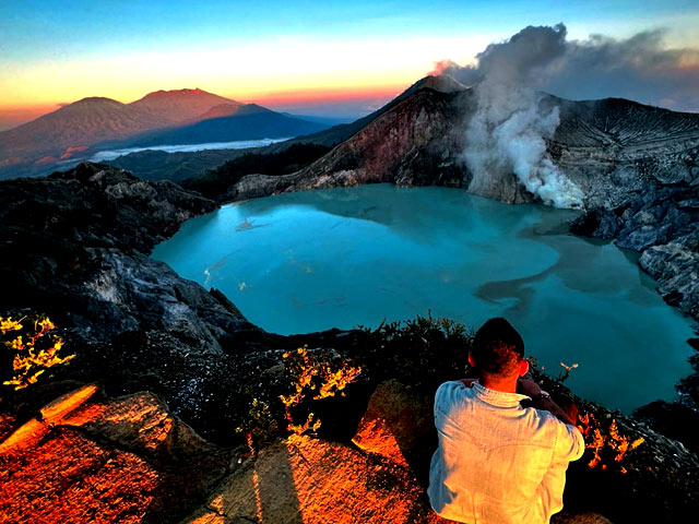 Mount-Ijen-Volcano-Sunrise-and-Blue-FIre-Indonesia Bromo Ijen Tumpak Sewu Blue Fire Tour From Yogyakarta