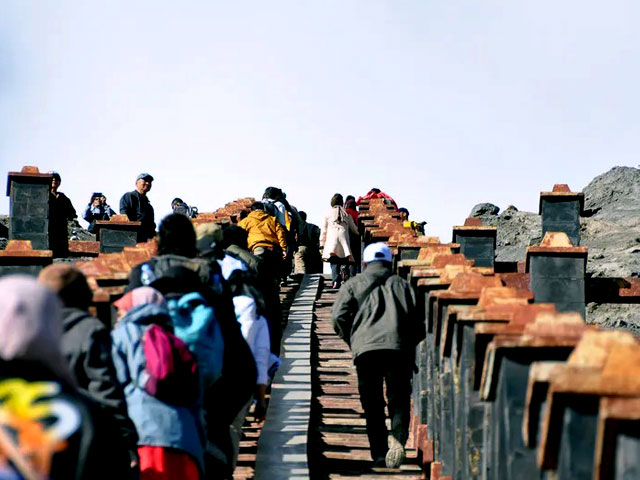 Bromo-Stairs-Hike-to-the-crater-summit Bromo Ijen Tours
