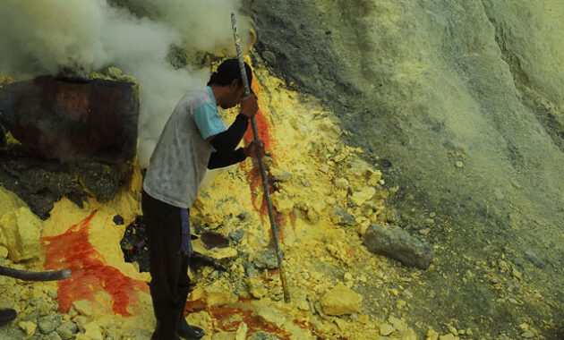 Mining-Worker-Kawah-Ijen-Volcano-Indonesia-630x380 Bromo Ijen Tours