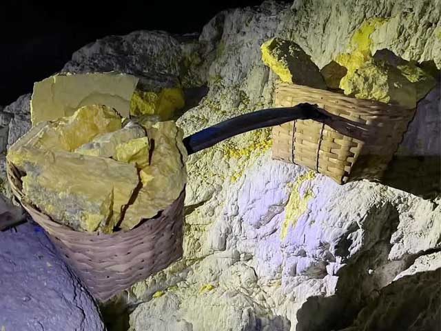 Sulfur mining at kawah ijen crater indonesia, the mining worker load sulfur into basket